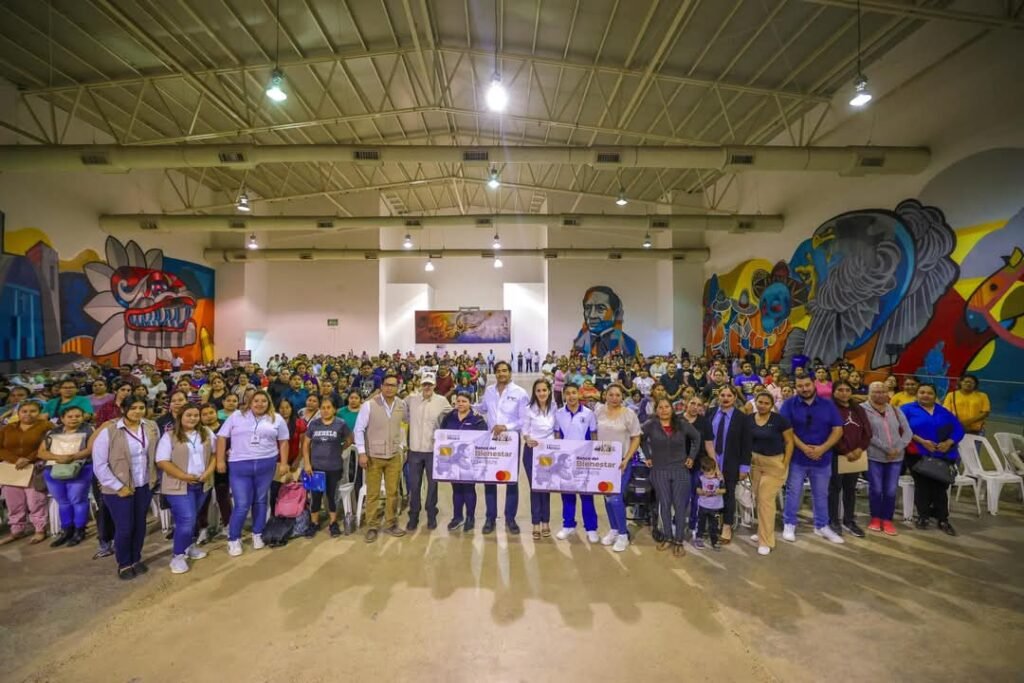 Impulsa Carlos Peña Ortiz apoyos a la educación con la entrega de becas Rita Cetina