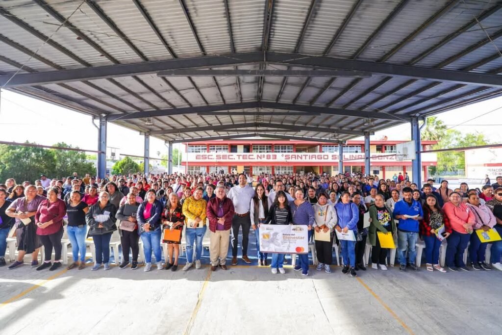 Entregó Carlos Peña Ortiz becas Rita Cetina en la Secundaria Técnica 83