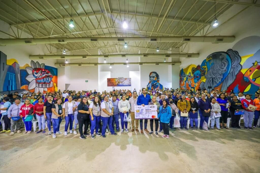 Domingo de entrega de becas para alumnos de cuatro secundarias encabezó Carlos Peña Ortiz