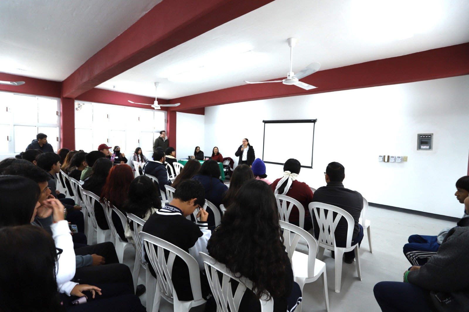 INVESTIGADORA DE LA UTTN IMPARTE CONFERENCIA A ESTUDIANTES DEL CBTA 275