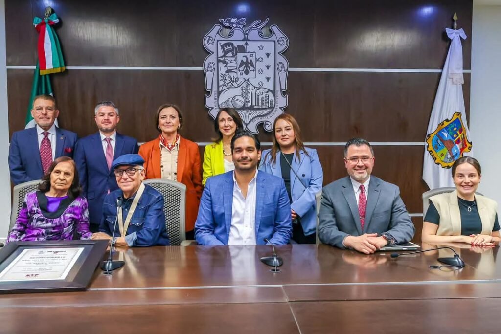 Impuso Carlos Peña Ortiz la Medalla al Mérito Ciudadano “Ing. Marte R. Gómez” al artista Artemio Guerra Garza