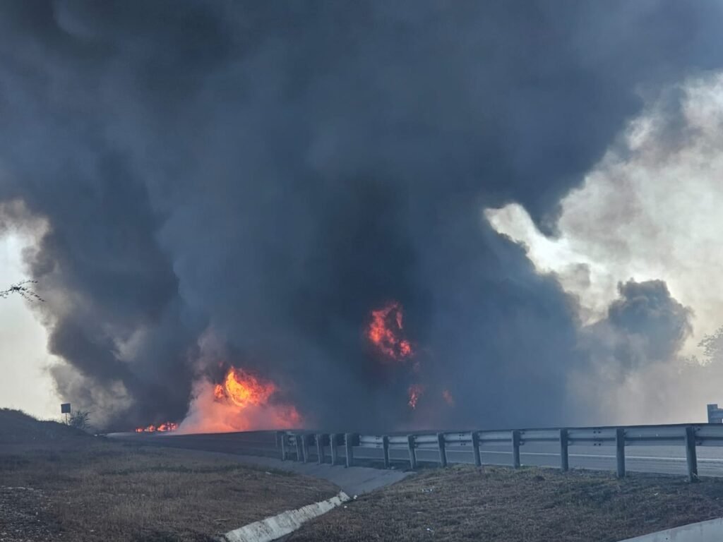 Cerrada Carretera Federal 83 por incendio de tractocamión