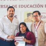 Apoya Carlos Peña Ortiz entrega de becas Rita Cetina en Secundarias de Reynosa