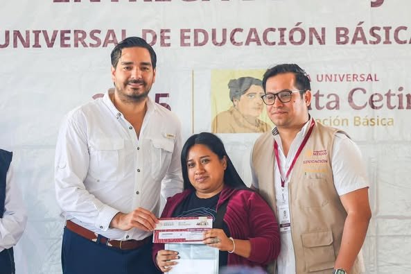 Apoya Carlos Peña Ortiz entrega de becas Rita Cetina en Secundarias de Reynosa