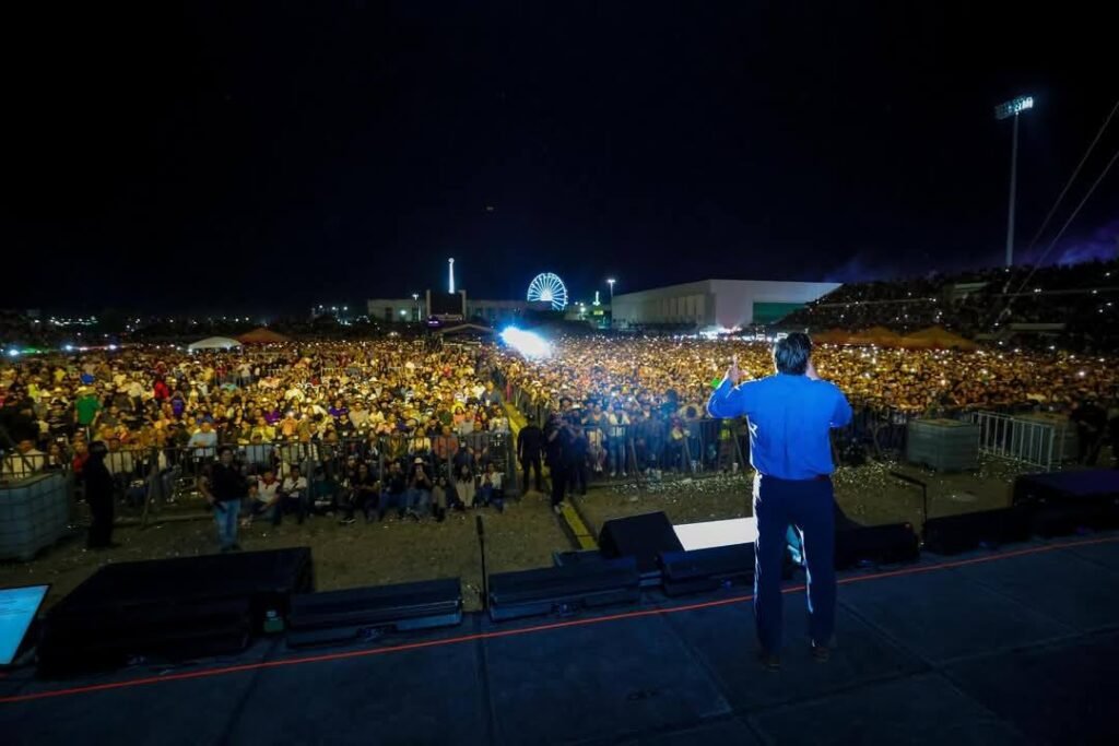 Ofreció Carlos Peña Ortiz show de Los Tigres del Norte ante más de 50 mil asistentes