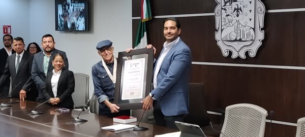Recibió el pintor y muralista Artemio Guerra la Medalla al Mérito Ciudadano