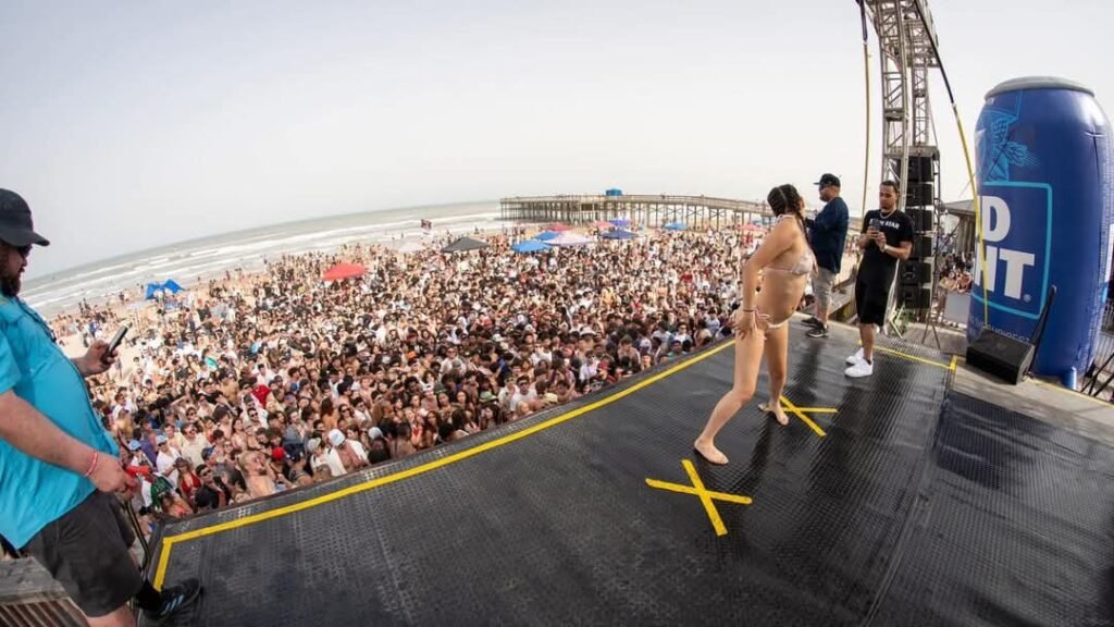 Miles de springbreakers abarrotan la Isla del Padre