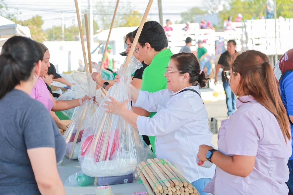 Trabajan en equipo DIF Reynosa y Voluntariado en Centro de Acopio