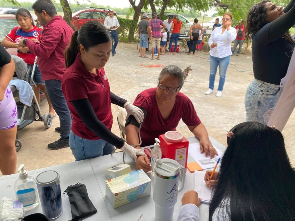 Llevan brigada médica a comunidades rurales