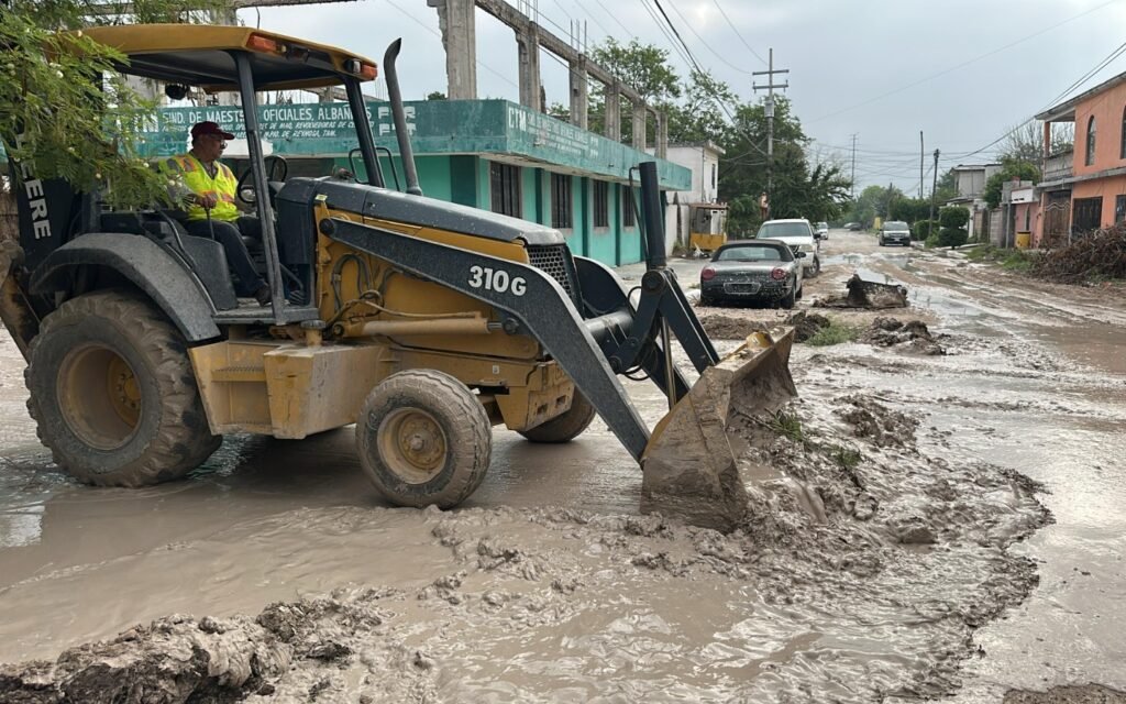 Trabaja COMAPA en retiro de sedimento en colonias afectadas