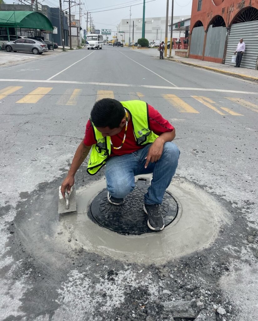Refuerza COMAPA reemplazo de brocales en diferentes sectores