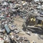 Cientos de toneladas de basura sacan de colonias inundadas