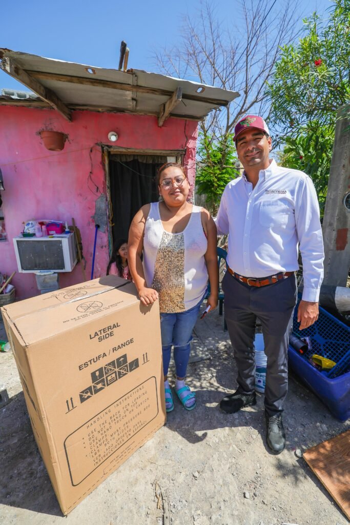 Estufas, colchones y más enseres entregó Carlos Peña Ortiz en la Nuevo Amanecer