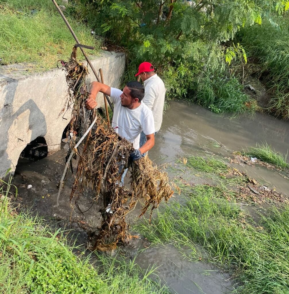 Realiza COMAPA limpieza de pluviales en diferentes sectores
