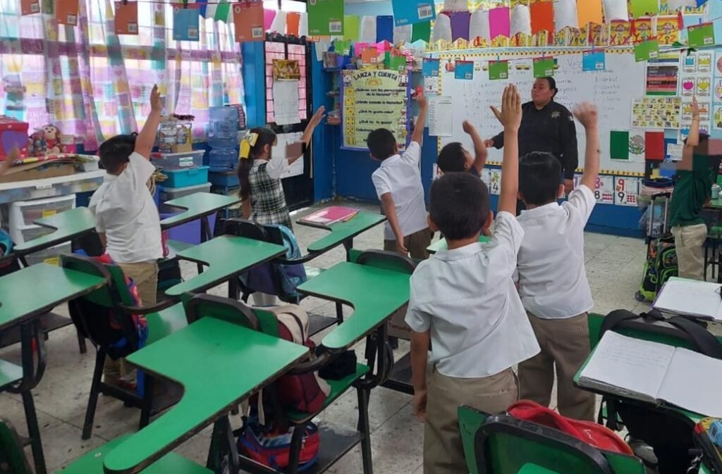 Reciben estudiantes de Reynosa visita y orientación de la Guardia Estatal de Género