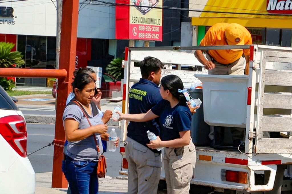 Activó Gobierno de Reynosa operativo de dotación de agua por calor extremo