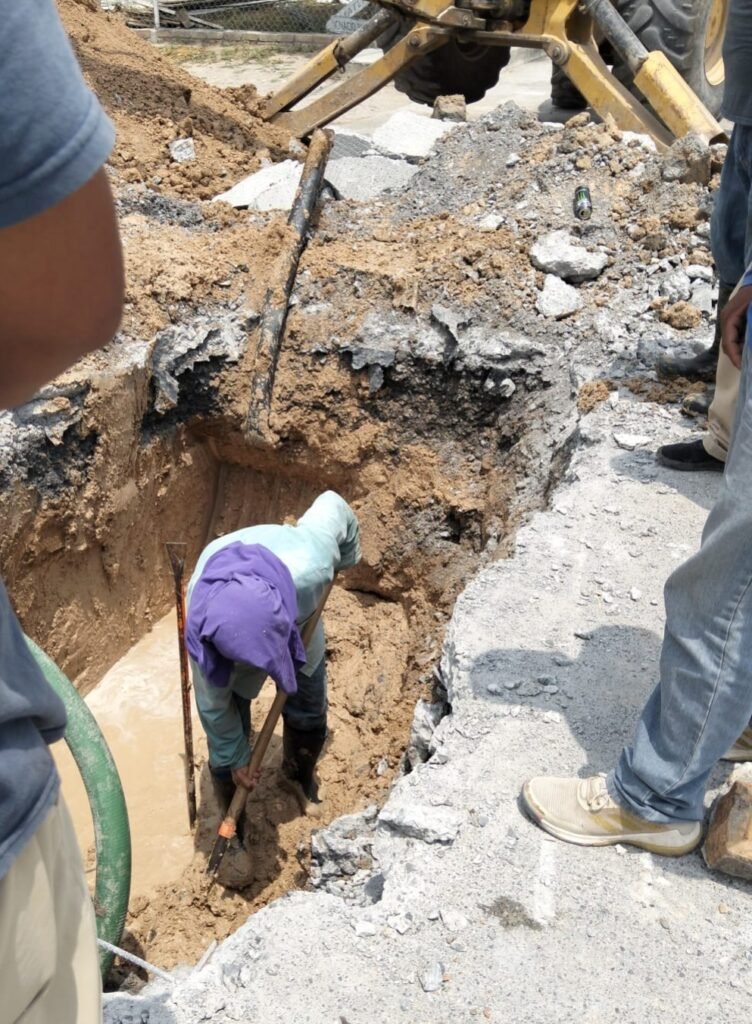Trabaja COMAPA en la reparación de fugas de agua potable en la colonia Benito Juárez