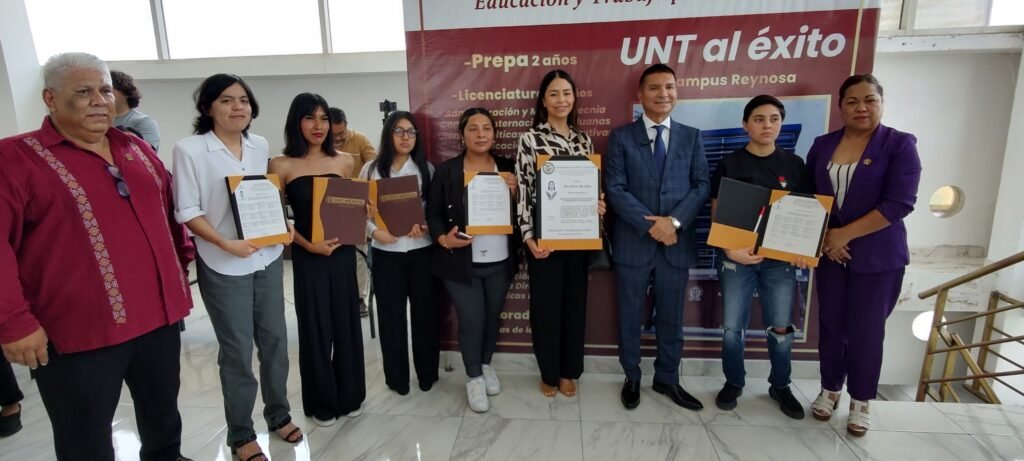 Entregó Rector de la UNT México constancias de estudios a egresados de distintas carreras