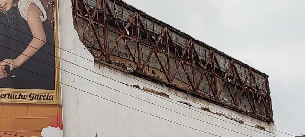 Edificios viejos se caen a pedazos