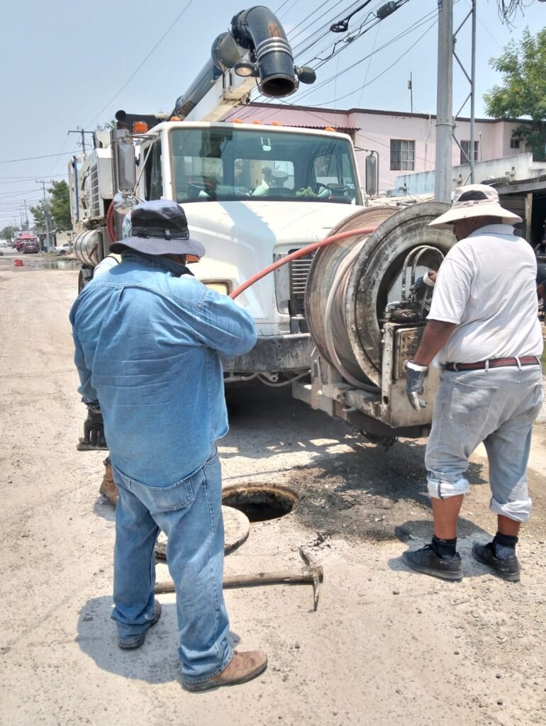 Sondeó COMAPA drenaje sanitario de la colonia Paseo de las Flores