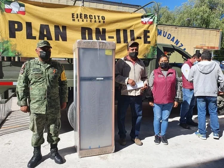 Damnificados hacen “venta de garage” con enseres entregados por la SEDENA