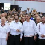 Refrenda Américo alianza con maestros; entrega 284 condecoraciones