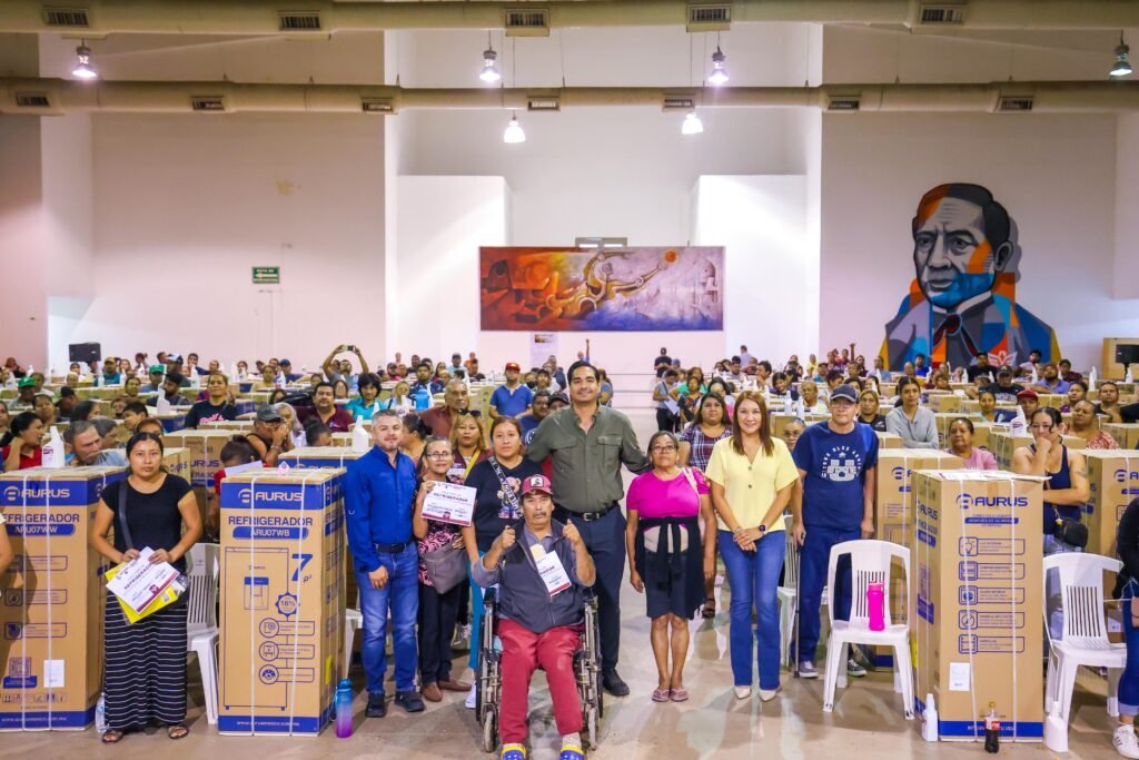 Entregó Carlos Peña Ortiz más Refrigeradores a Familias Damnificadas