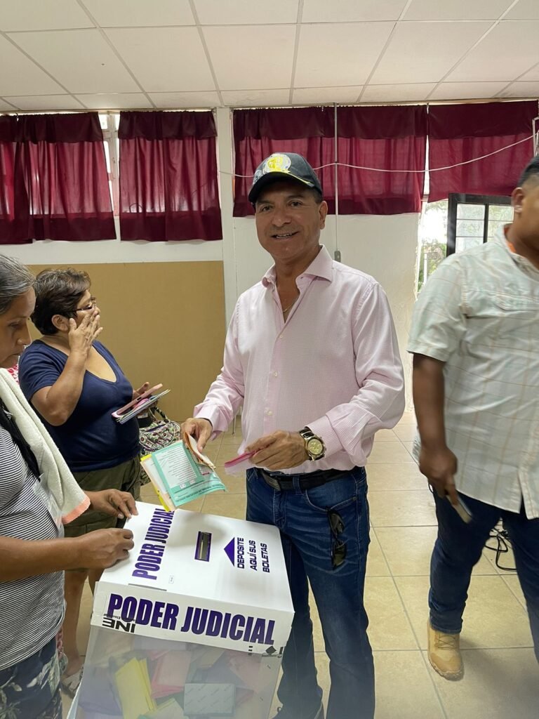 EJERCIÓ FRANCISCO CHAVIRA SU DERECHO AL VOTO: FELICITÓ A LOS PARTICIPANTES