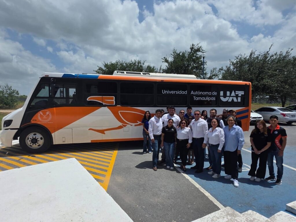 Entregó la UAT unidad de transporte para sus estudiantes en Río Bravo