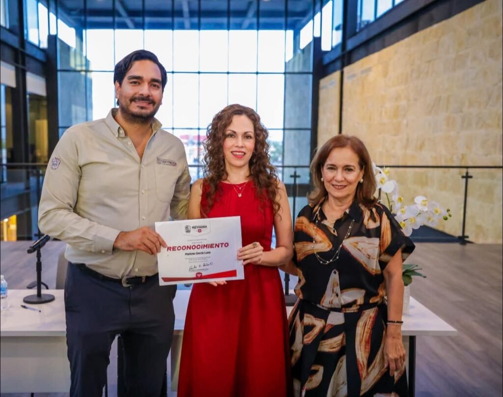 Asistió Carlos Peña Ortiz a presentación de la obra literaria El Olor de las Orquídeas