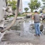Atiende COMAPA de Reynosa fuga en colector de calle José Escandón