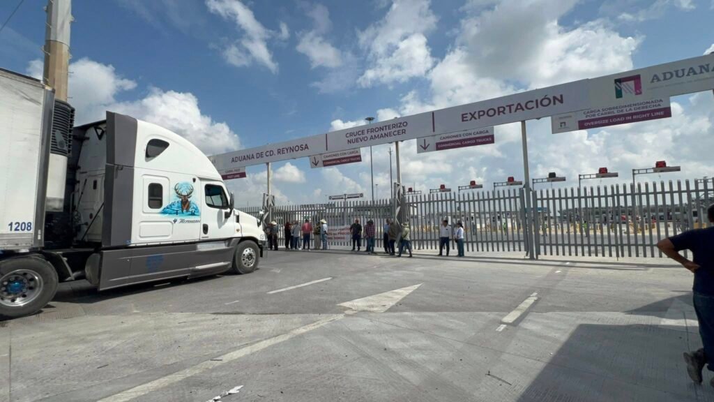 Campesinos bloquean puente internacional Reynosa-Pharr tras meses sin respuesta del Gobierno Federal