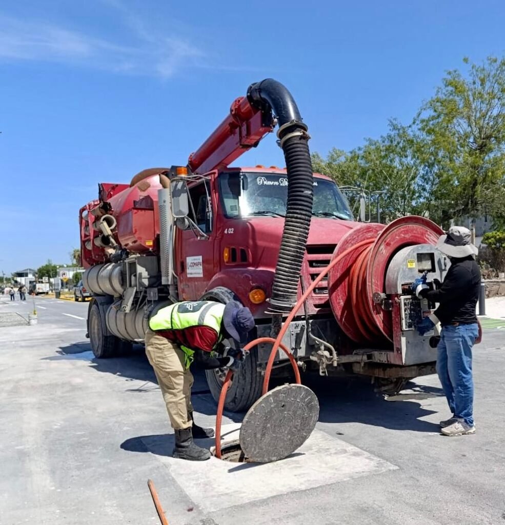 COMAPA de Reynosa refuerza limpieza de pozos de visita para prevenir obstrucciones