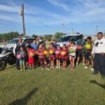 Donaron Policías Viales material deportivo a niños y niñas