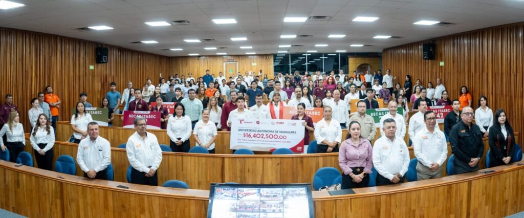 Más de 6,500 estudiantes de la UAT reciben beca