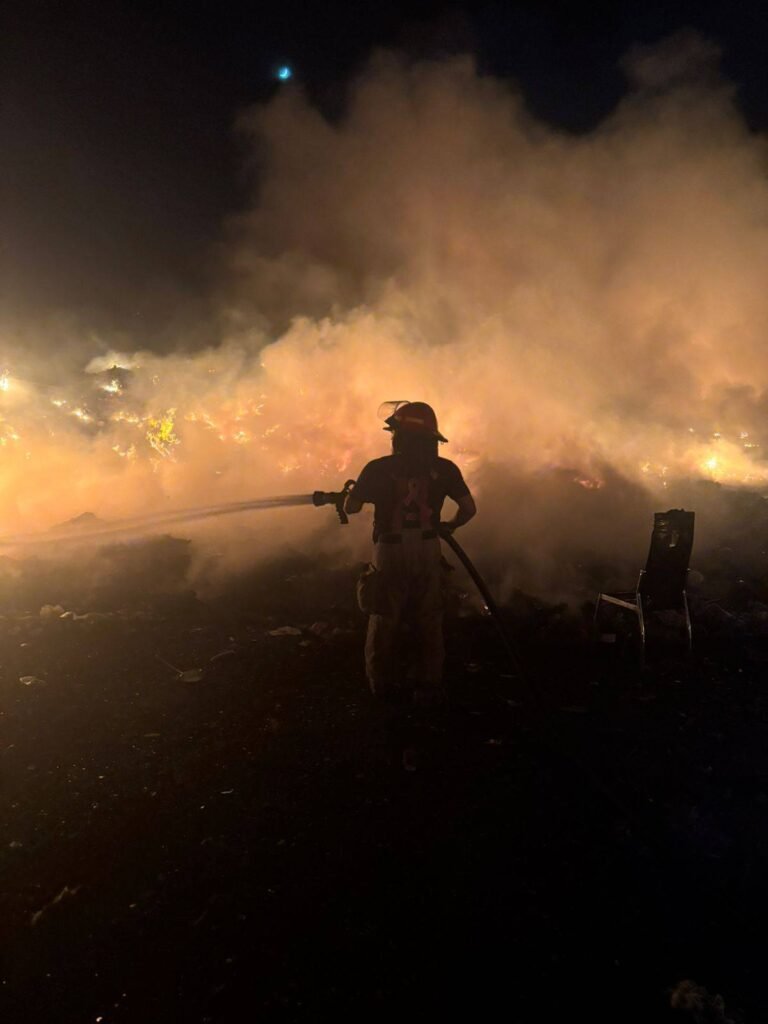 Se disparan incendios en pastizales y viviendas