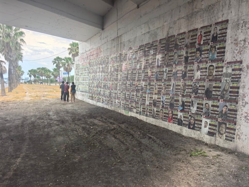 Colocan más lonas en el Mural de los Desaparecidos