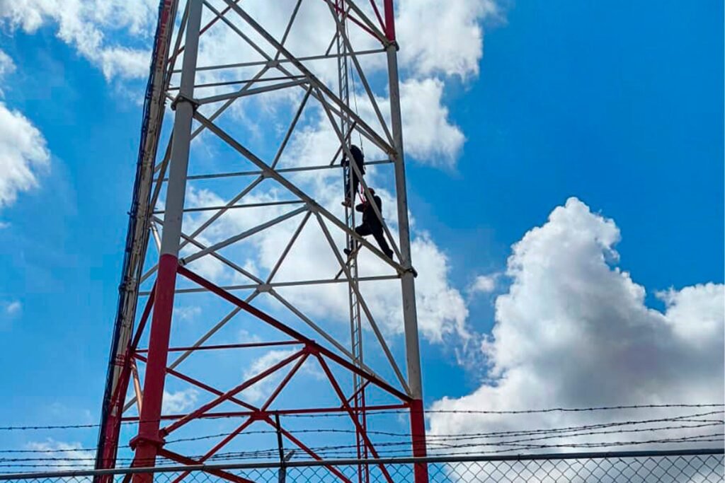 Jovencita quería arrojarse desde antena de 300 metros
