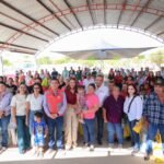 Acerca Alcalde Carlos Peña Ortiz programas y apoyos al ejido Pancho Villa con Brigada DIF