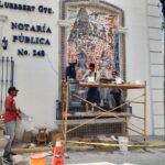Artista reynosense elabora mural en notaría pública