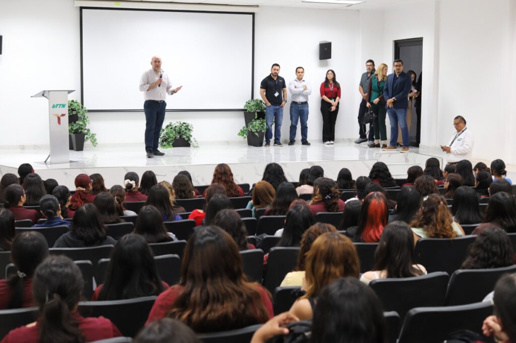 Reconocen alumnas de la UTTN a Corning por el programa Becas Choices