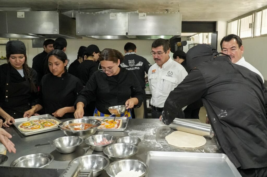 Comparte el rector logros y proyectos con estudiantes de la Facultad de Derecho Victoria