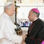 Obispo Eugenio Lira saluda al Papa León XIV en emotivo encuentro
