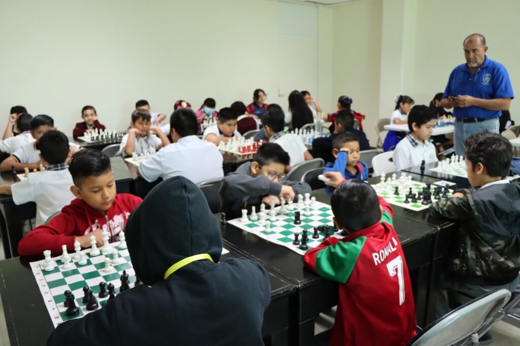 Continúan las eliminatorias escolares de Bádminton y Ajedrez con el apoyo de Carlos Peña Ortiz