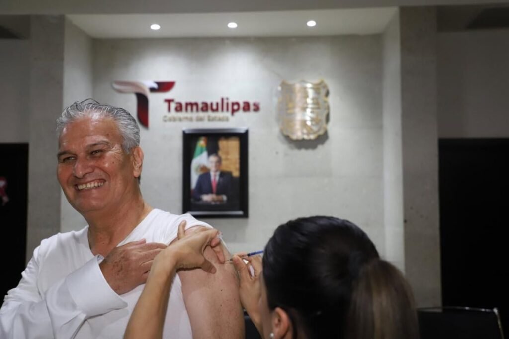 Exhorta Salud a vacunarse contra COVID e influenza