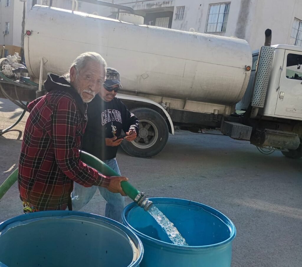 Atiende Carlos Peña Ortiz necesidad de agua potable en colonias