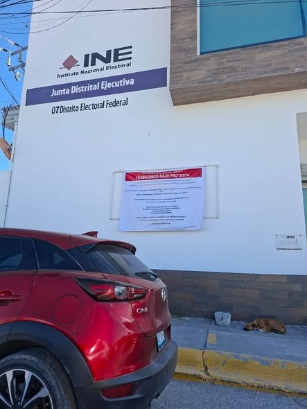 Empleados del INE trabajan bajo protesta