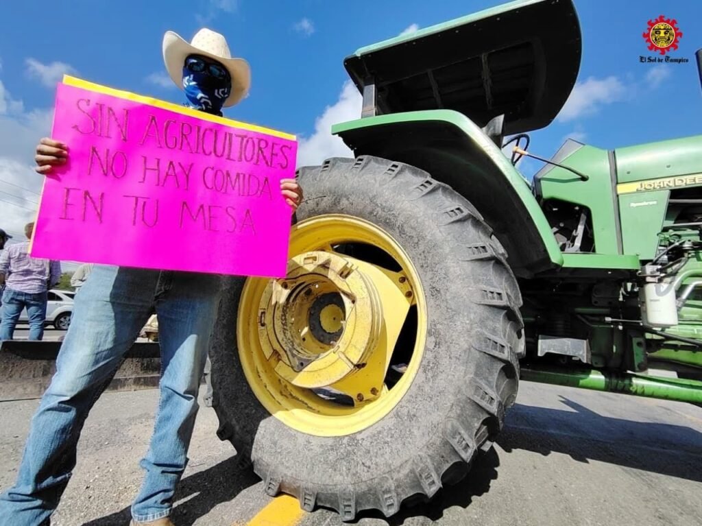 Bloquen agricultores vías de comunicación