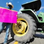 Bloquen agricultores vías de comunicación