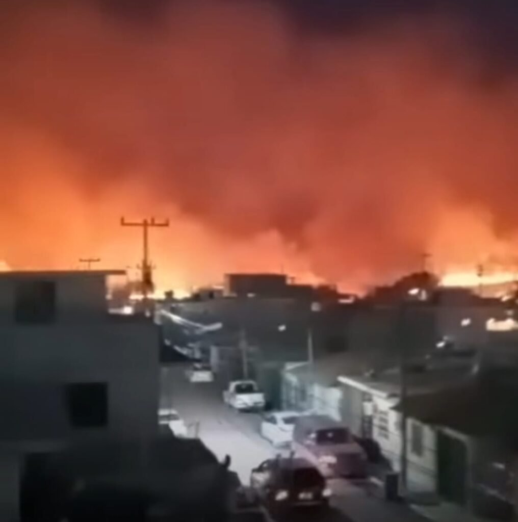 Incendio amenaza con propagarse a viviendas de La Cima